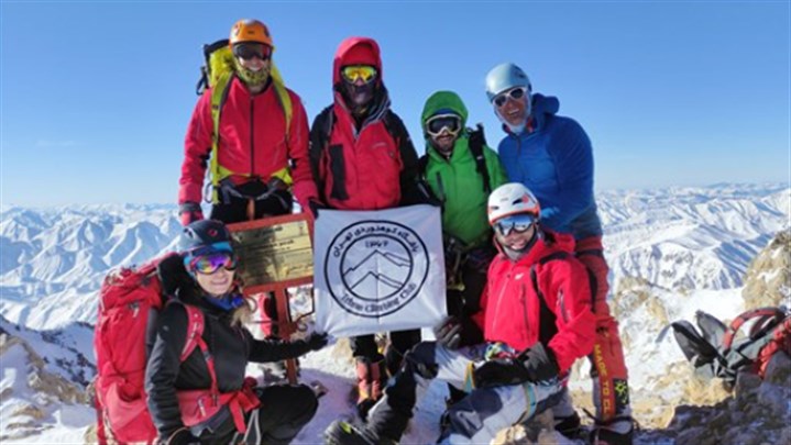 برنامه صعود زمستانه قله سنبران با موفقیت انجام شد