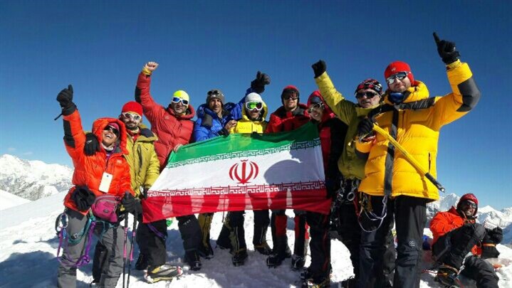 صعود کوهنوردان تهرانی به قله 6470 متری مراپیک